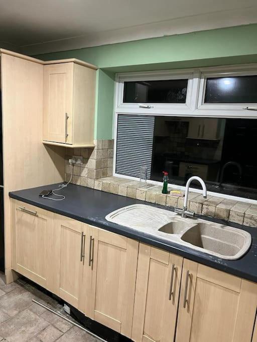 Villa Cheerful 3 Bed House With Free Parking. à Nottingham Extérieur photo