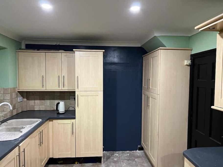 Villa Cheerful 3 Bed House With Free Parking. à Nottingham Extérieur photo