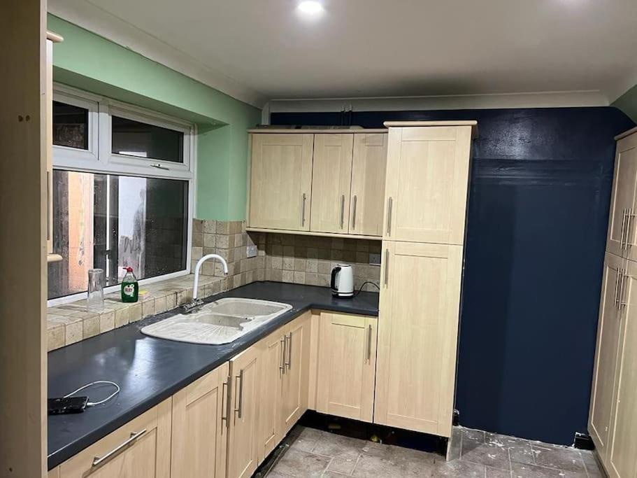Villa Cheerful 3 Bed House With Free Parking. à Nottingham Extérieur photo
