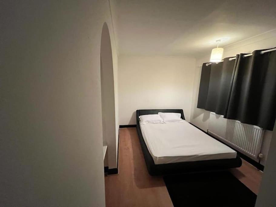 Villa Cheerful 3 Bed House With Free Parking. à Nottingham Extérieur photo