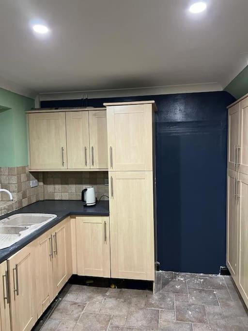 Villa Cheerful 3 Bed House With Free Parking. à Nottingham Extérieur photo