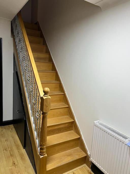 Villa Cheerful 3 Bed House With Free Parking. à Nottingham Extérieur photo